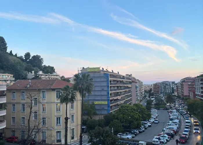 Spacieux Proche Gare شقة مينتون